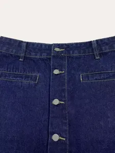 Detaillierte Nahaufnahme des dunkelblauen Damen Jeansrocks mit Frontknopfleiste und Ziernähten.