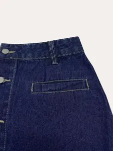 Dunkelblaue Jeansrock Taille Detail, Nahaufnahme mit Metallknöpfen und Ziernähten.