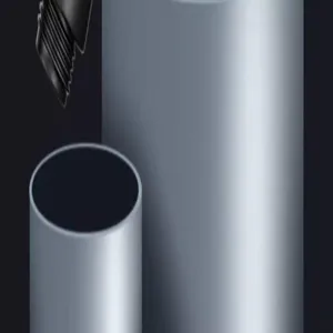 Gedetailleerd overzicht van de metalen doucheslang en zwarte schroefdraadconnector.