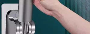 Primo piano dettagliato del soffione doccia pressurizzato con fori filtranti e finitura in metallo.