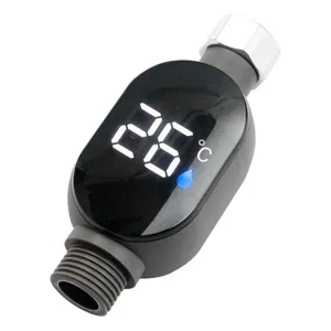 Nahaufnahme des digitalen LED-Wassertemperaturmessers für Dusche und Badüberwachung.