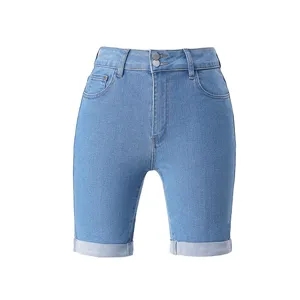 Vista di dettaglio di pantaloncini in denim azzurro, vita alta, doppio bottone, risvolto.