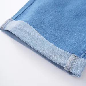 Primo piano dettagliato del risvolto dei pantaloncini in denim blu con tessuto.