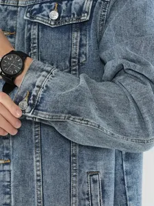 Herren blaue Jeansjacke Detailaufnahme mit Stofftextur, klassischen Knöpfen und langen Ärmeln.