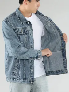 Detailansicht der hellblauen Herren Jeansjacke, lässige Langarm Outerwear für Männer.