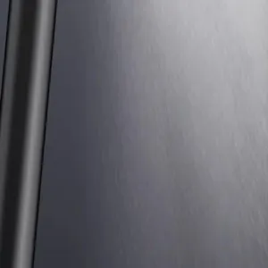 Detailopname van de metalen douchstang en het getextureerde paneel met fijne afwerking.