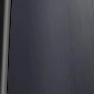 Detailopname van de donkere geborstelde textuur op het doucheskoppervlak, moderne afwerking.