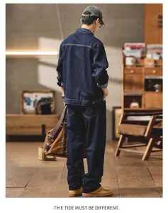 Detailansicht des Vintage Jeansjacken und Jeans Sets, zeigt dunklen Denim Stoff und Passform.