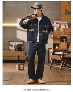 Retro-Camouflage Spleiß Jeansjacke und lose gerade Hose Set Detailansicht für Herbstmode.
