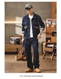 Detailaufnahme der Retro-Denim-Jacke und der weiten Straight-Jeans im Vintage-Industriestudio.