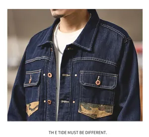 Detailansicht der Retro Jeansjacke mit Camouflage Taschendetails und edlen Metallknöpfen.