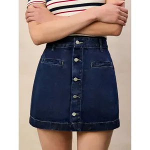 Dunkelblaue Damen Jeans Minirock mit Knopfleiste vorne und hohem Bund für den Sommer.