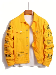 Herren gelbe distressed Jeansjacke mit bedruckten Ärmeln, lässiger Freizeit-Denim-Mantel.