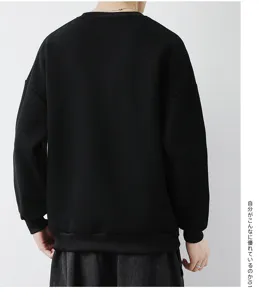 Rückdetail des einfarbigen schwarzen Oversized Herren Sweatshirts mit langen Ärmeln.