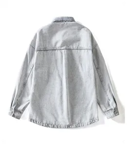 Vista posteriore dettagliata di una giacca di jeans lavata grigio chiaro, stile casual.