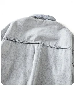 Primo piano sul colletto posteriore e sul carré di una giacca di camicia in denim slavato.