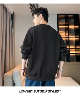 Detailansicht der schwarzen Fleece-Herren-Sweatshirt-Rückseite mit stilvollem Schnitt.