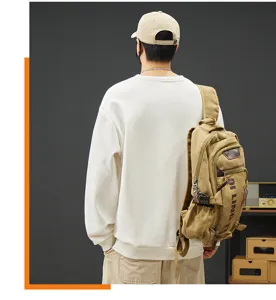 Detailansicht des lässigen Herren-Fleece-Sweatshirts in einifarbigem Weiß für den Alltag.