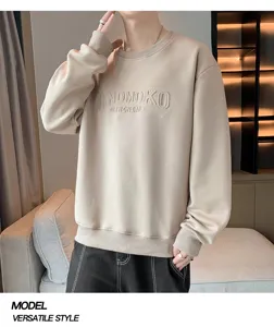 Beiger Herren Fleece Pullover mit geprägtem Brusttext, lässiges lockeres Langarm Winter Top.