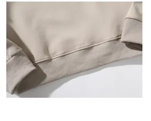 Detaillierte Nahaufnahme des gerippten Saums und der Bündchen des Herren Fleece Sweatshirts.