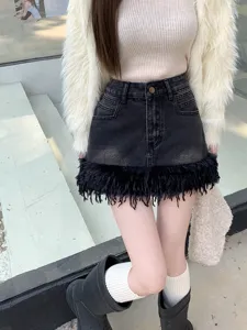 Jupe en jean noir pour femme taille haute avec franges ourlet mode urbaine chic et tendance.