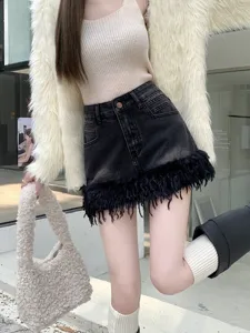 Jupe mini en denim pour femmes stylée avec notre ourlet frangé taille haute coupe slim chic