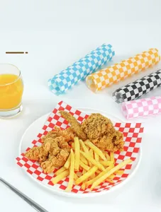 Kariertes fettdichtes Papier zum Einwickeln von Brathähnchen und Pommes Frites