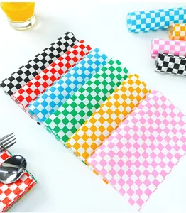 Detailansicht farbiges, lebensmittelechtes Einschlagpapier mit Karomuster zum Backen.