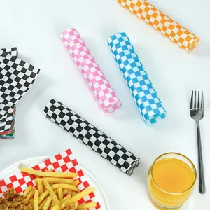 Kariertes lebensmittelechtes fettdichtes Papier für Backwaren und den Gastronomiebedarf.