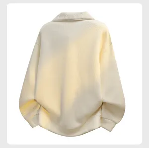 Detailansicht des strukturierten Waffelstrickkragens und Rückendesigns dieses eleganten Herrenpullovers.