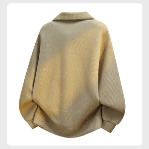 Rückseiten-Detailansicht des lässigen College-Sweatshirts mit Strickstruktur und Revers.