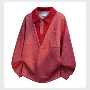 Detailansicht des roten falschen Zweiteiler-Sweatshirts mit Polokragen, Knöpfen und Brusttasche.