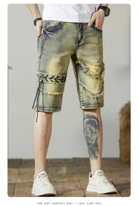 Pantaloncini di jeans strappati da uomo con lacci laterali e dettagli sfrangiati alla moda.
