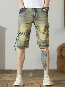 Pantaloncini in denim da uomo con strappi, allacciatura e dettagli sfrangiati slim fit.
