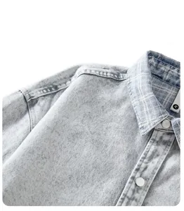 Vista dettagliata colletto e spalla camicia denim azzurro, stile abito da lavoro vintage.