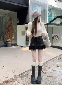 Vue détaillée du mini-jupe en jean à franges tendance en extérieur, style urbain et chic.