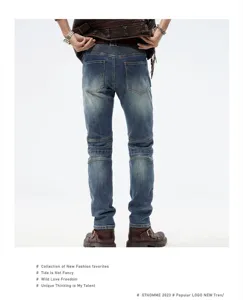 Vista posterior detallada de jeans estilo biker slim para hombre con rodillas plisadas.