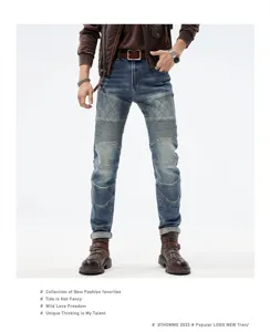 Jeans de motero para hombre slim fit de denim desgastado con parches plisados en rodillas
