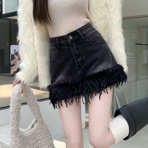 Jupe courte en denim noir tendance avec franges pour femme mode ete style de rue chic.