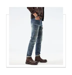 Vista detallada de vaqueros biker ajustados para hombre con paneles plisados en rodillas.