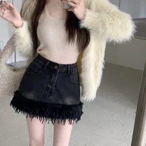 Tenue elegante jupe en jean ete pour femme avec gilet duveteux vue principale.
