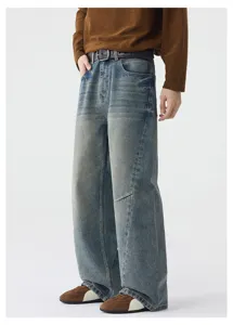 Vue détaillée de jean large homme vintage délavé avec des empiècements structurés uniques.