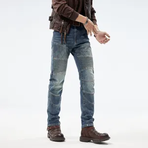 Vaqueros slim fit de moto para hombre con detalles plisados y acolchados muy elegantes.