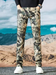 Pantalón vaquero cargo de camuflaje para hombre estilo streetwear casual moderno.