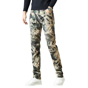 Jeans de motociclista rectos patchwork camuflaje desgastados estilo callejero americano.