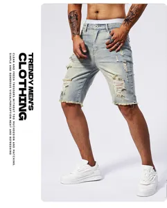 Vue détaillée du short en denim bleu clair pour homme avec des déchirures très tendance.