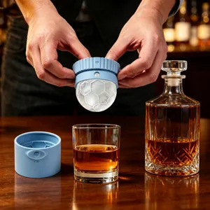 Détail de moule à glaçon ballon de football en silicone avec verre à whisky élégant.