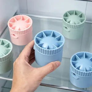 Vue détaillée d'une boîte déodorisante de réfrigérateur colorée et d'un gadget en silicone.