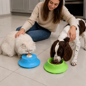 Detalle de estilo de vida de gato y perro comiendo de comederos de silicona con ventosas.