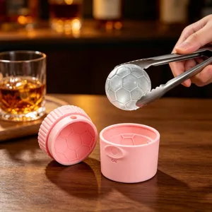 Moule a glacons en silicone forme ballon pour creer de grandes spheres glacees.